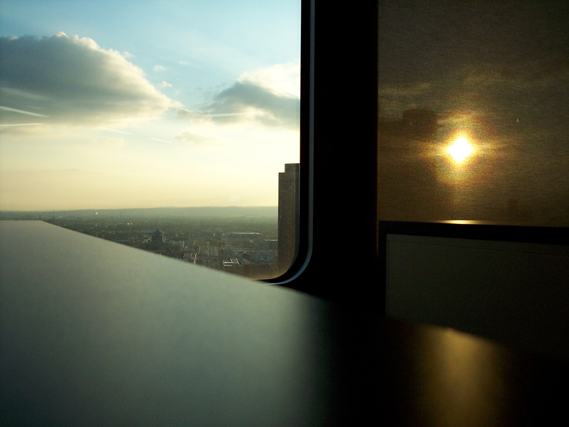 Blick von und aus dem 29. Stock des Silberturms in den Abend über Frankfurt am Main; Foto