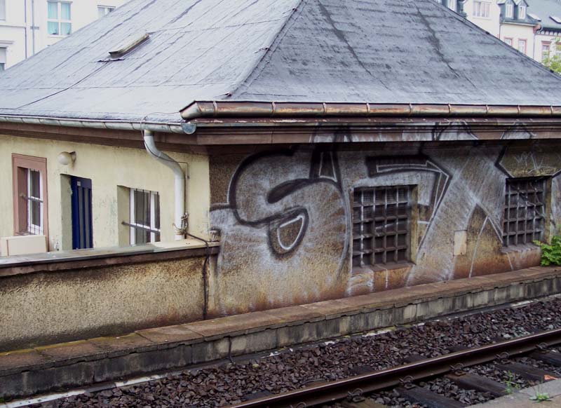 German Railways cabin in Offenbach main station; with SFX graffito